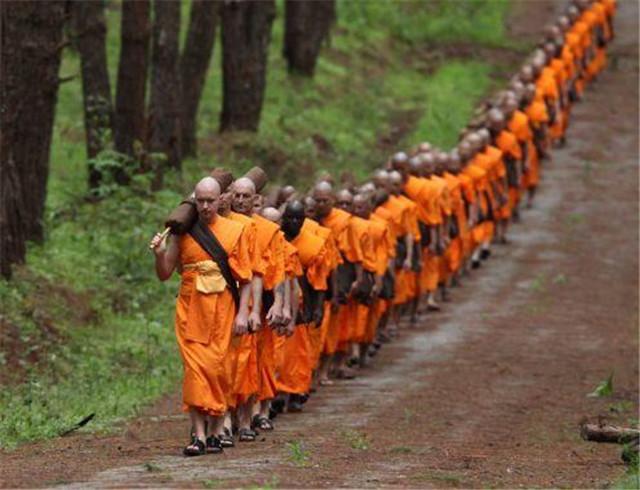 佛教是无神论的，每个人都有其佛性，若是便是
