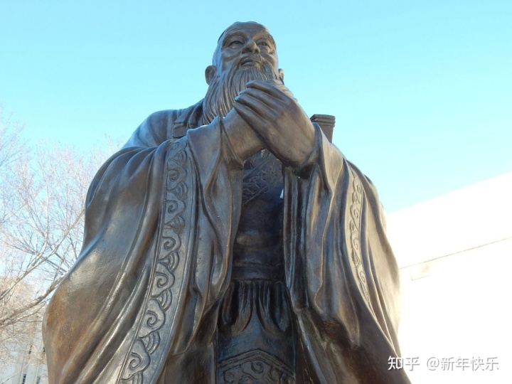 儒家在孔子时代，只是一种思想体系的初步解释，但是并没有得到当时社会权贵的重视