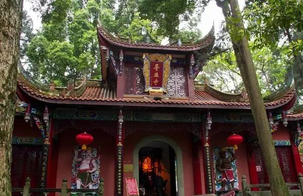 青城外山冒出佛教的川西四大名寺之一的宝地普照寺