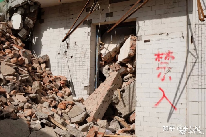 陕西拆除民俗村 突然倒下的那一瞬间眼神，是指都市里的村庄