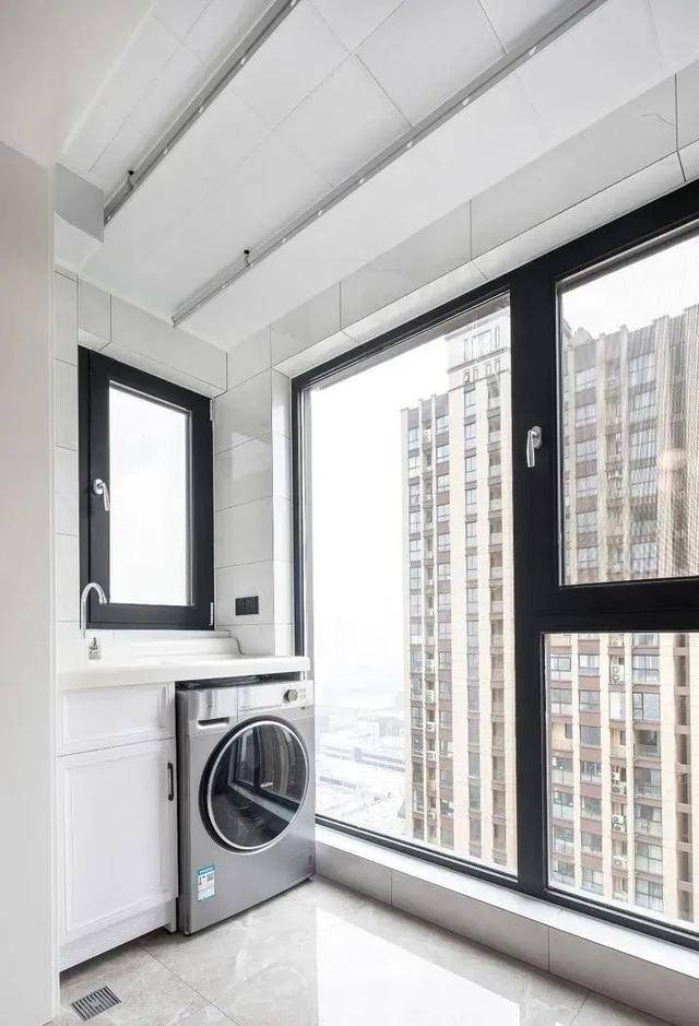阳台设计一个洗衣机房，看着实用，实则缺点很多