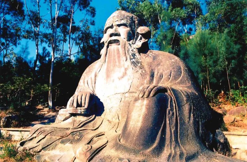中国古代哲学先哲、思想先驱、道家学派创始人，其思想内涵博大精深