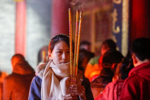 烧香拜佛在佛教属于一件常见的事，你知道吗？